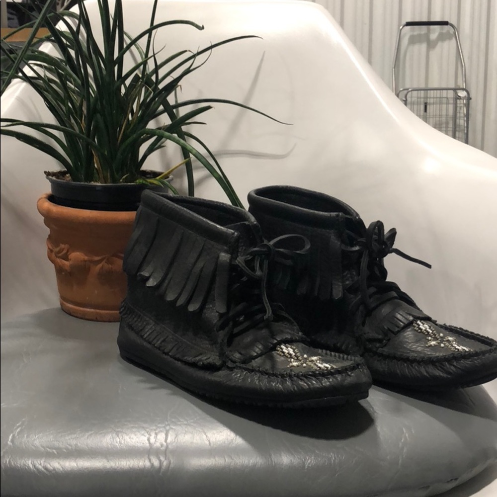 Manitobah Muk luks Moccasins